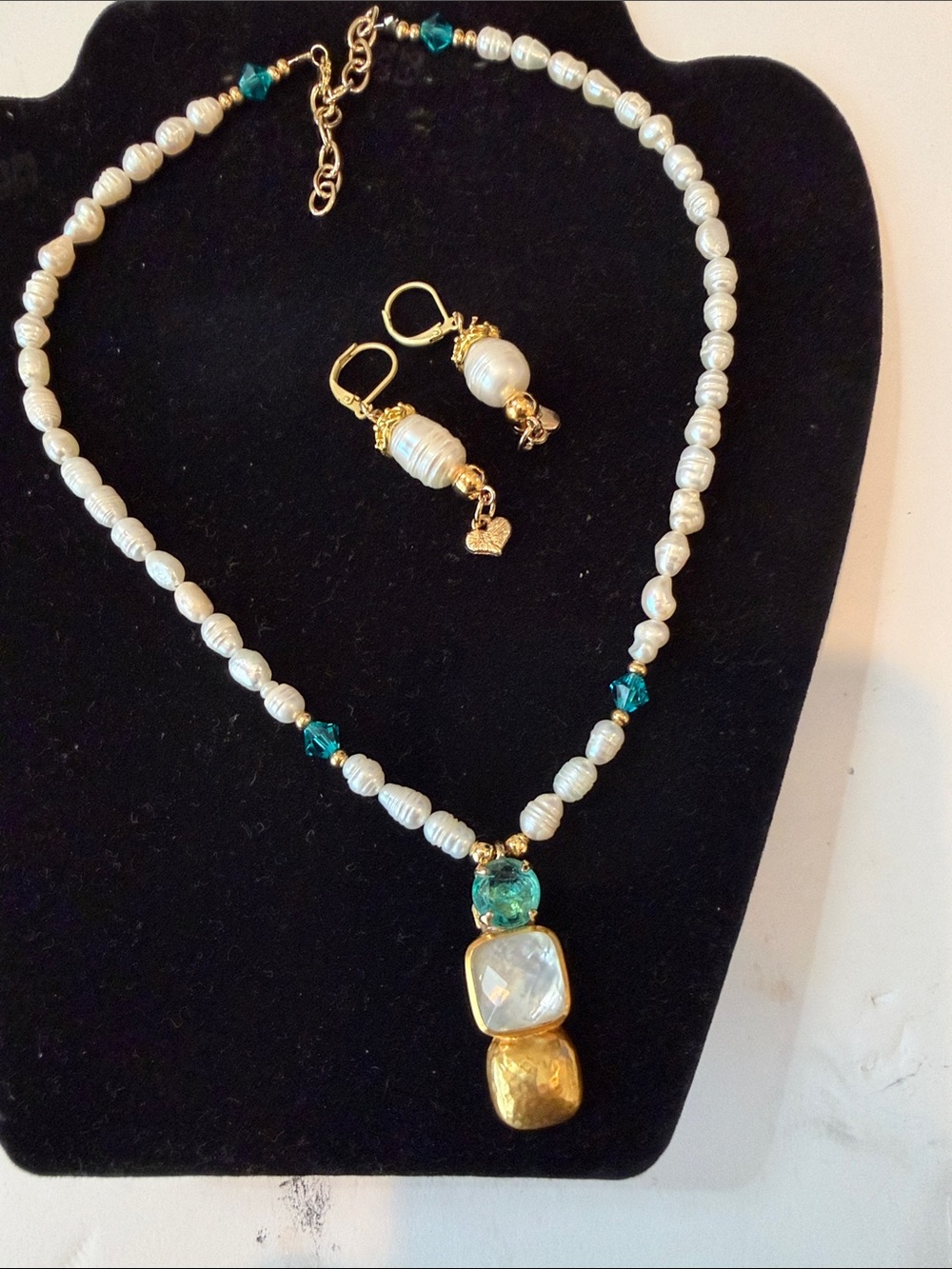 JV Boutique Pearl Necklace with Teal Crystal and Gold Pendant - Picture 3 of 4